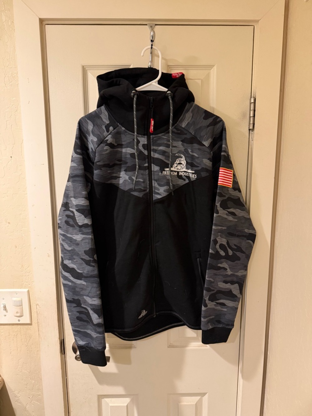 Freedom Industries Men Size M Black Gray Heavy Camo Zip Front Long Sleeve Hoodie